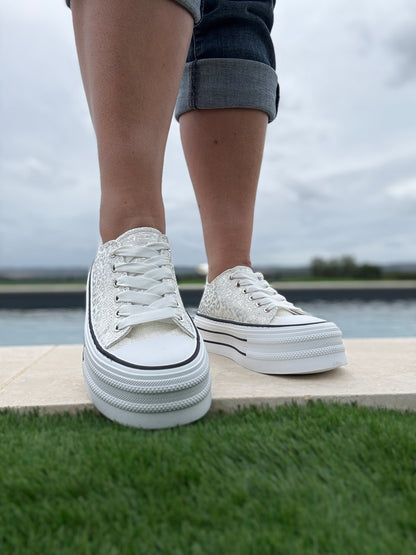 Chaussures baskets basses semelle compensée tissu motif léopard argenté style converse