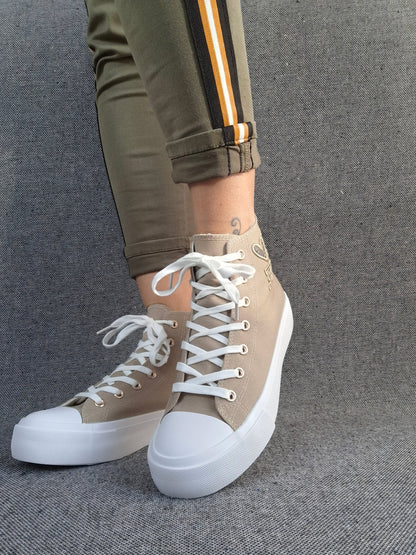 Chaussures baskets hautes tissu beige taupe blanc inscription "LOVE" style converse