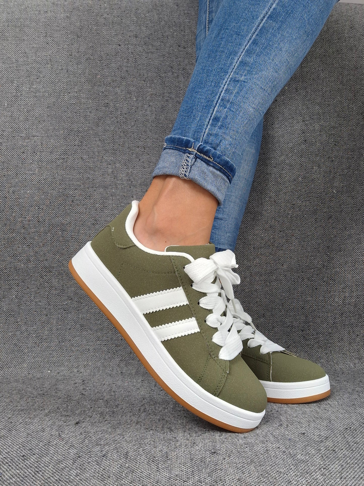 Chaussures baskets basses kaki vert olive à bandes blanches style campus