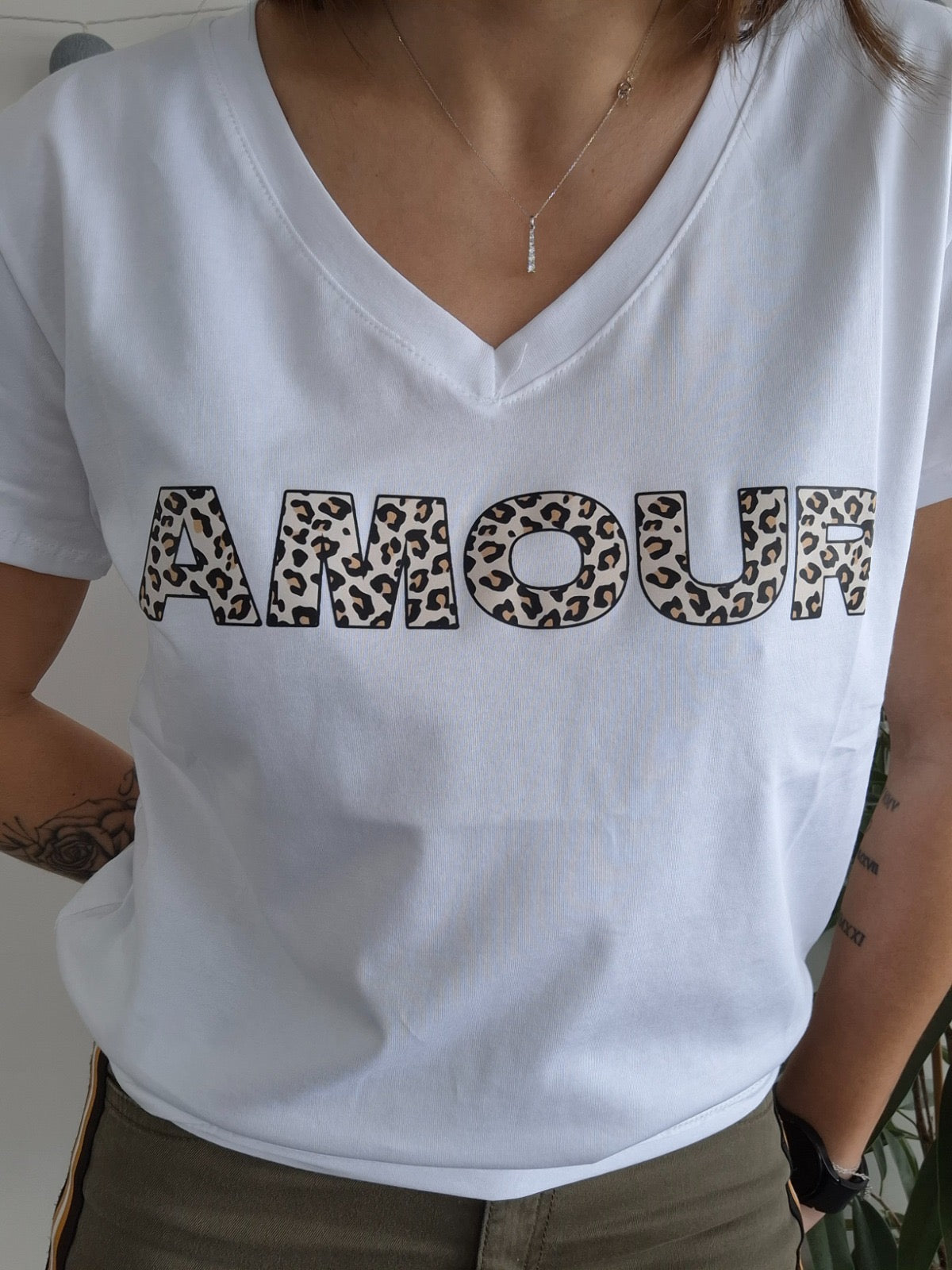 T-shirt blanc en coton avec imprimé léopard "AMOUR"