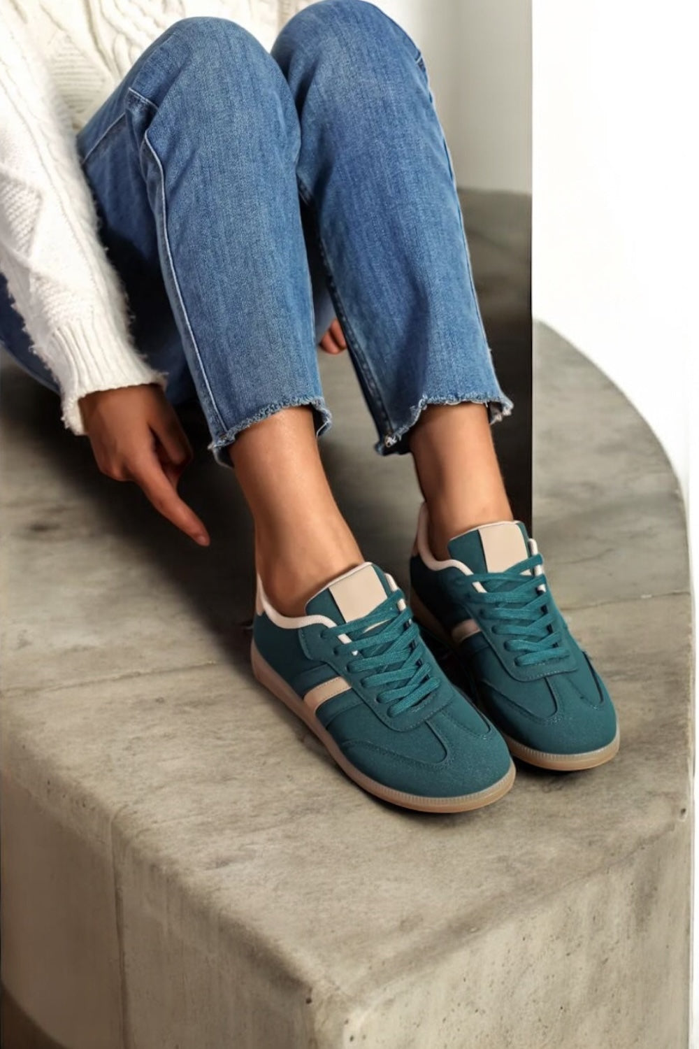 Chaussures baskets basses vert foncé avec bande beige type sneakers campus