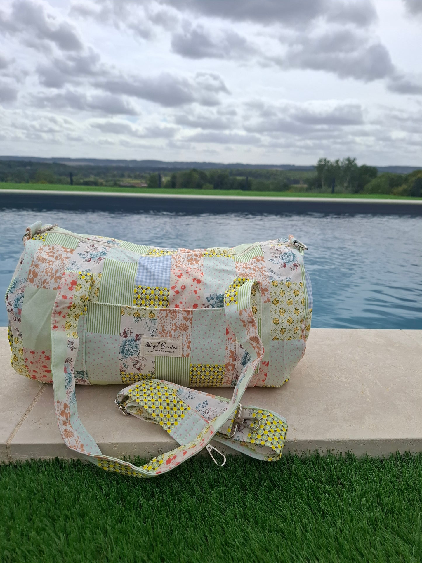 Sac polochon week end de voyage en tissu coton patchwork multicolore fleuri vert clair et jaune