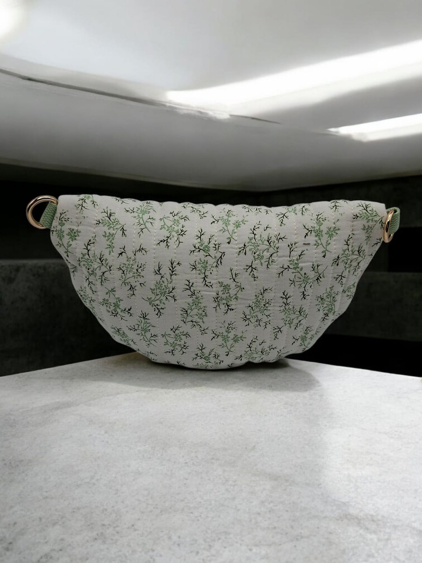 Sac banane en coton matelassé liberty blanc motif floral vert olive