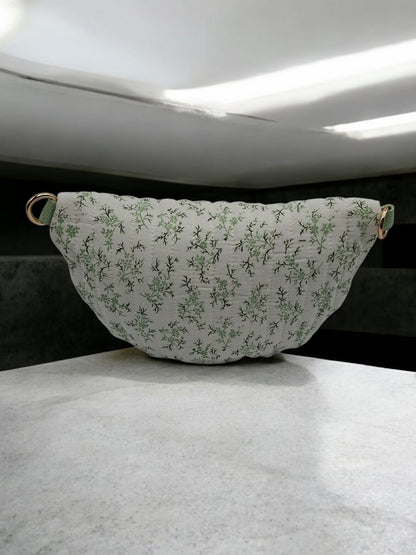 Sac banane en coton matelassé liberty blanc motif floral vert olive