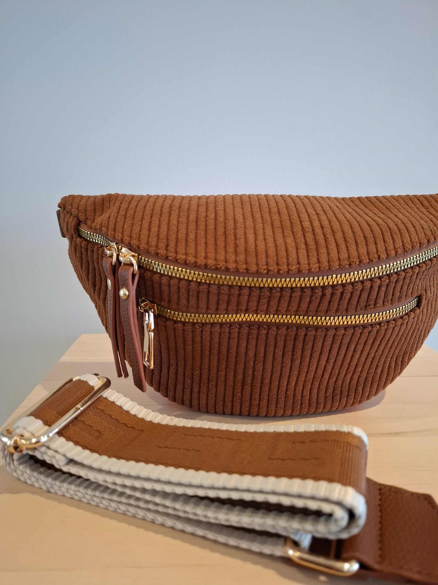 Sac banane velours côtelé 2 poches marron chocolat clair sangle fantaisie