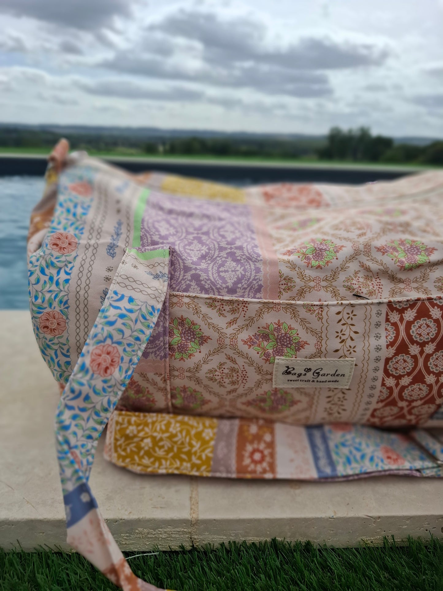Sac polochon en tissu coton motifs patchwork fleuri avec des motifs géométriques orange rose bleu