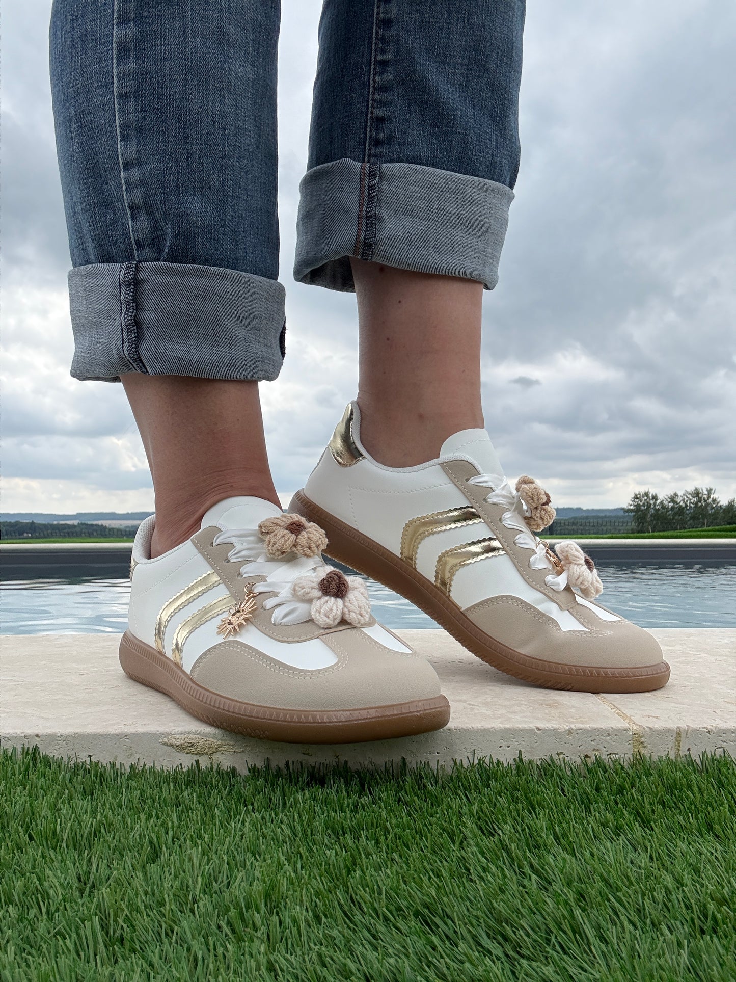 Nouveautés - Chaussures baskets plates beige et blanches avec deux bandes dorées (bijoux de lacets)