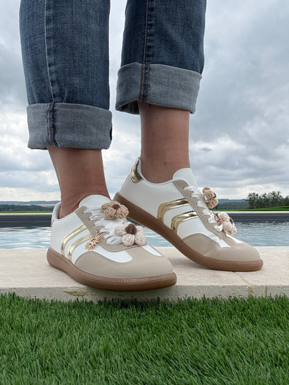 Nouveautés - Chaussures baskets plates beige et blanches avec deux bandes dorées (bijoux de lacets)