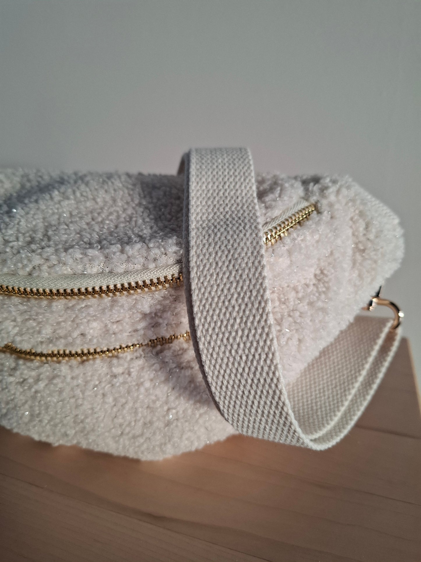 Sac banane peluche moumoute 2 poches blanc cassé