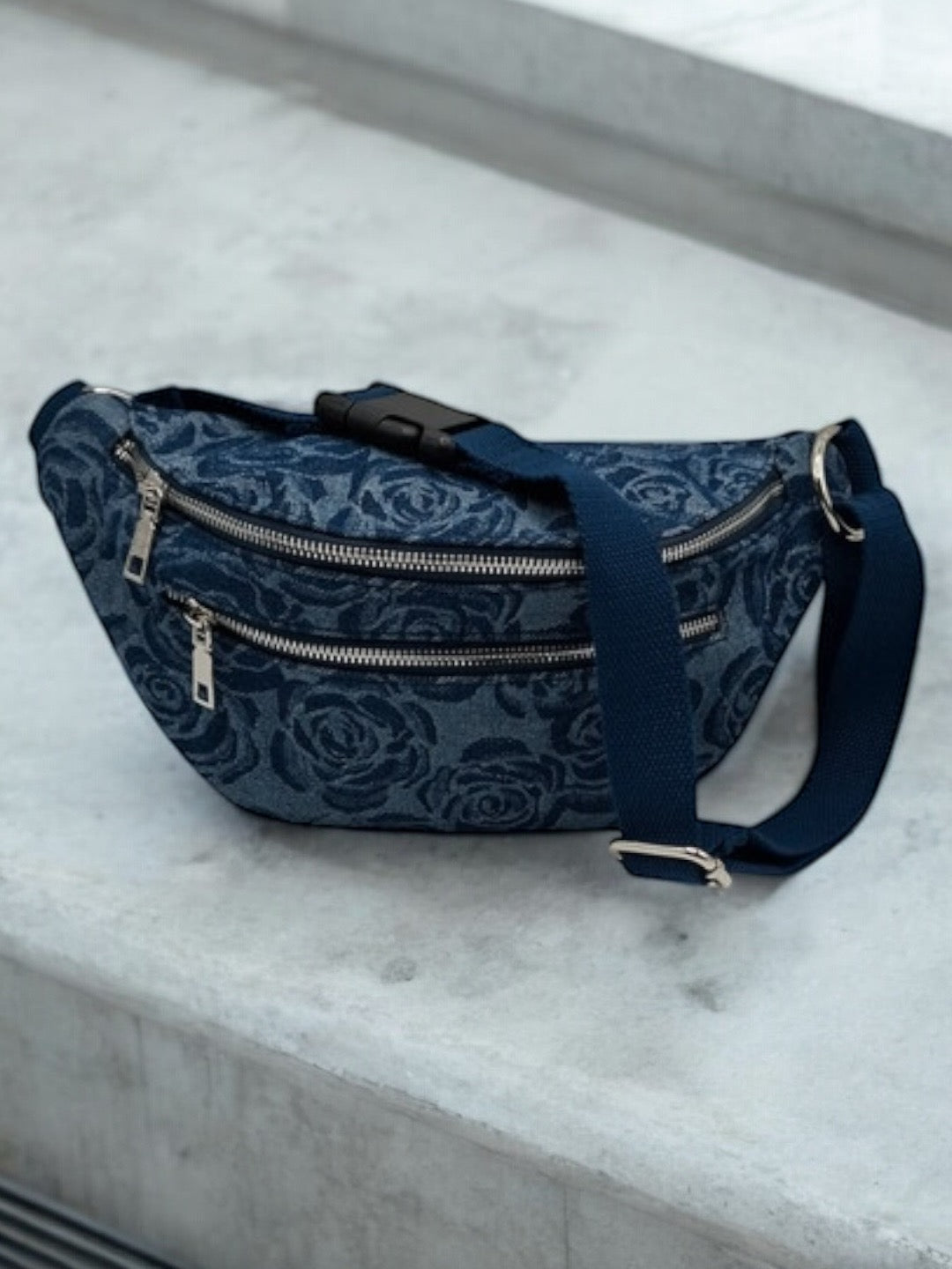 Sac banane XL tissu jean 2 poches motifs fleuri