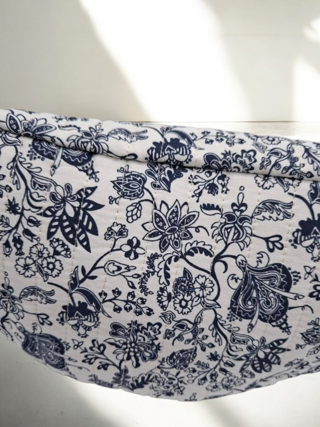 Sac banane blanc matelassé en coton motif floral noir