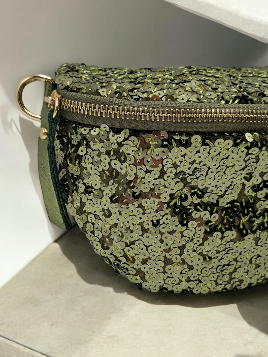 Sac banane tissu et sequins vert kaki