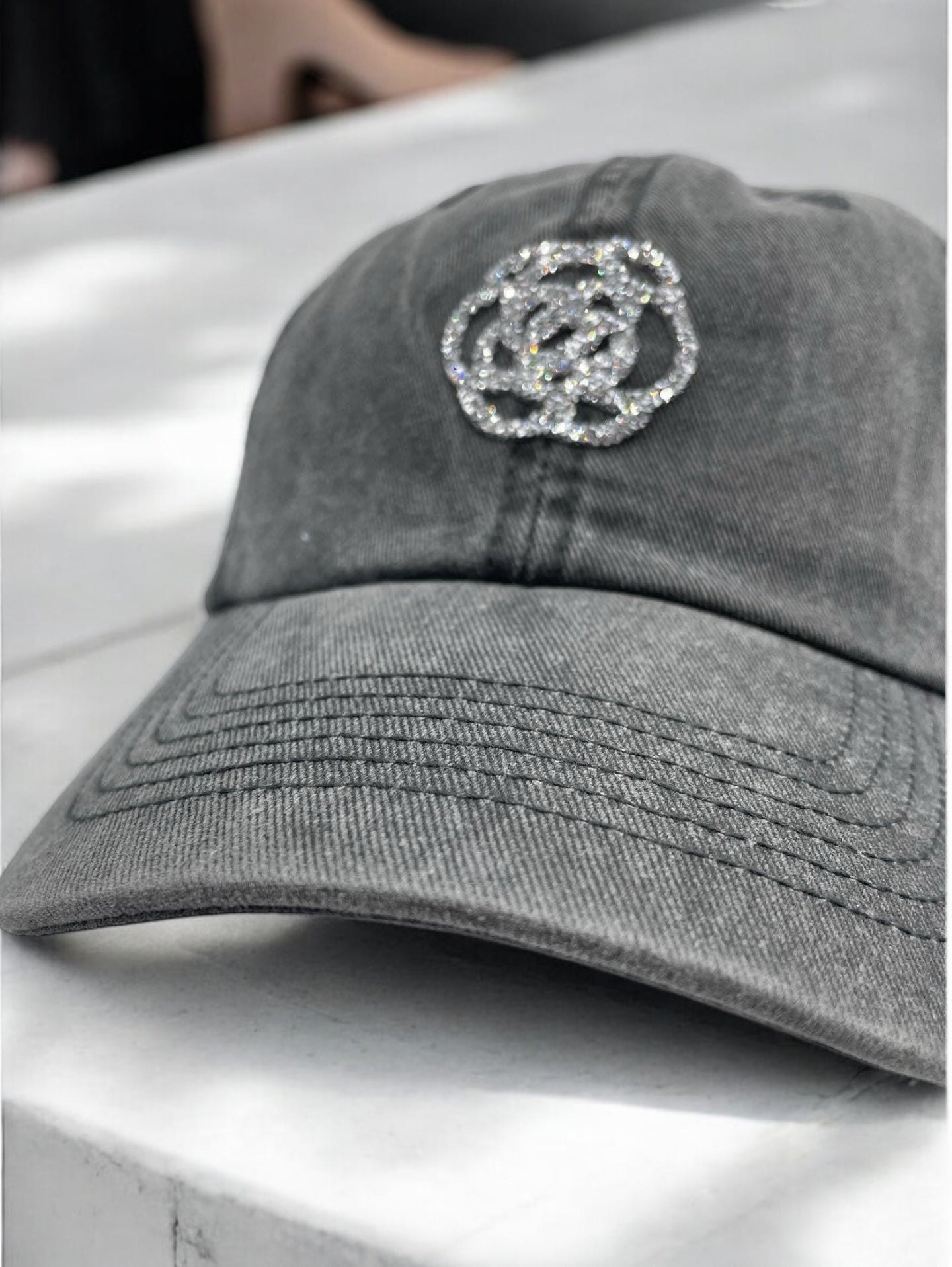 Casquette en coton jean gris avec logo en strass