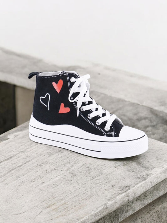 Chaussures baskets montantes noires en tissu avec motifs cœurs style converse