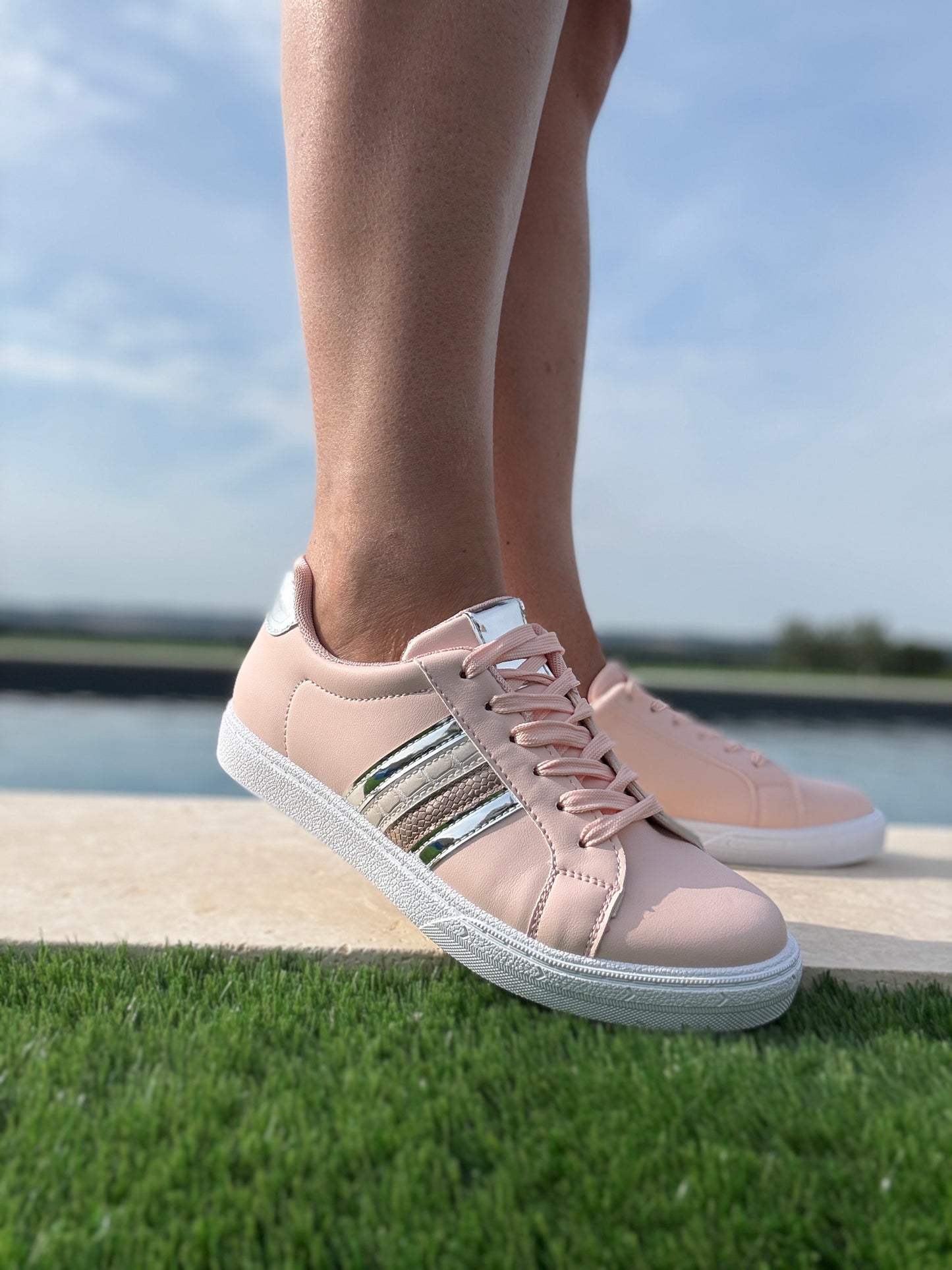 Chaussures baskets rose pâle avec bandes argentées et dorées style sneakers