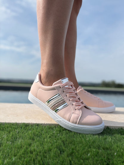 Chaussures baskets rose pâle avec bandes argentées et dorées style sneakers