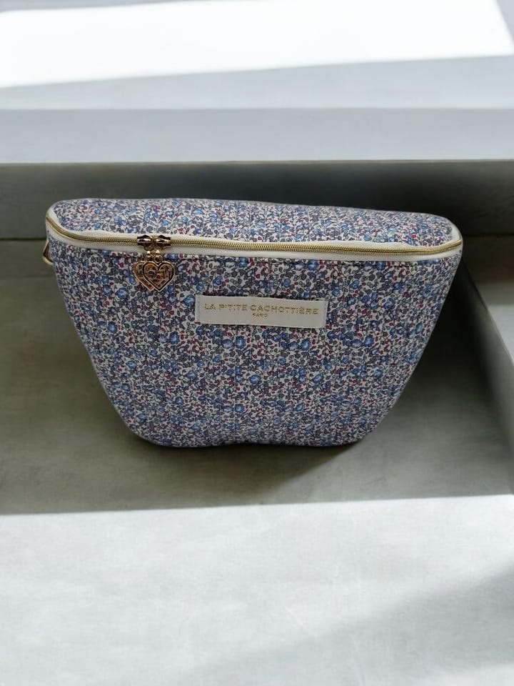 Sac banane fleuri Liberty rouge de La P'tite Cachottière, avec fermeture dorée et cœur porte-clé.