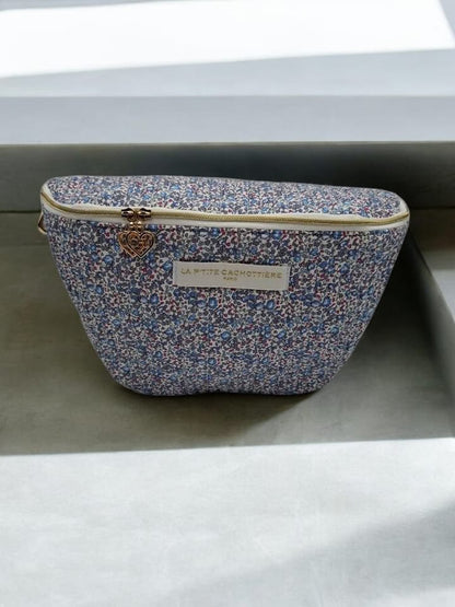 Sac banane fleuri Liberty rouge de La P'tite Cachottière, avec fermeture dorée et cœur porte-clé.