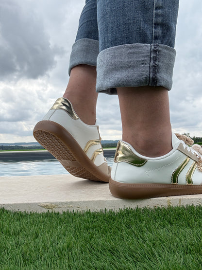 Nouveautés - Chaussures baskets plates beige et blanches avec deux bandes dorées (bijoux de lacets)