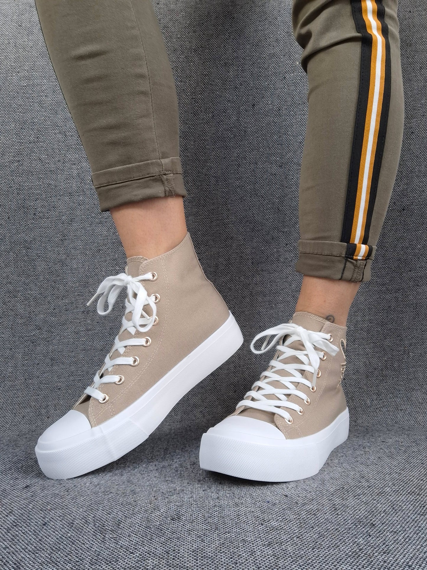 Chaussures baskets hautes tissu beige taupe blanc inscription "LOVE" style converse