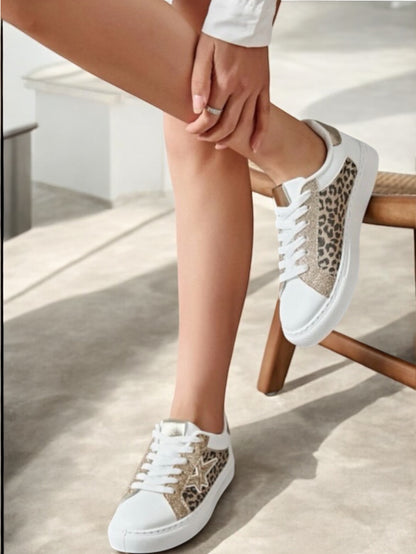Chaussures baskets blanches beige motif léopard étoile style sneakers