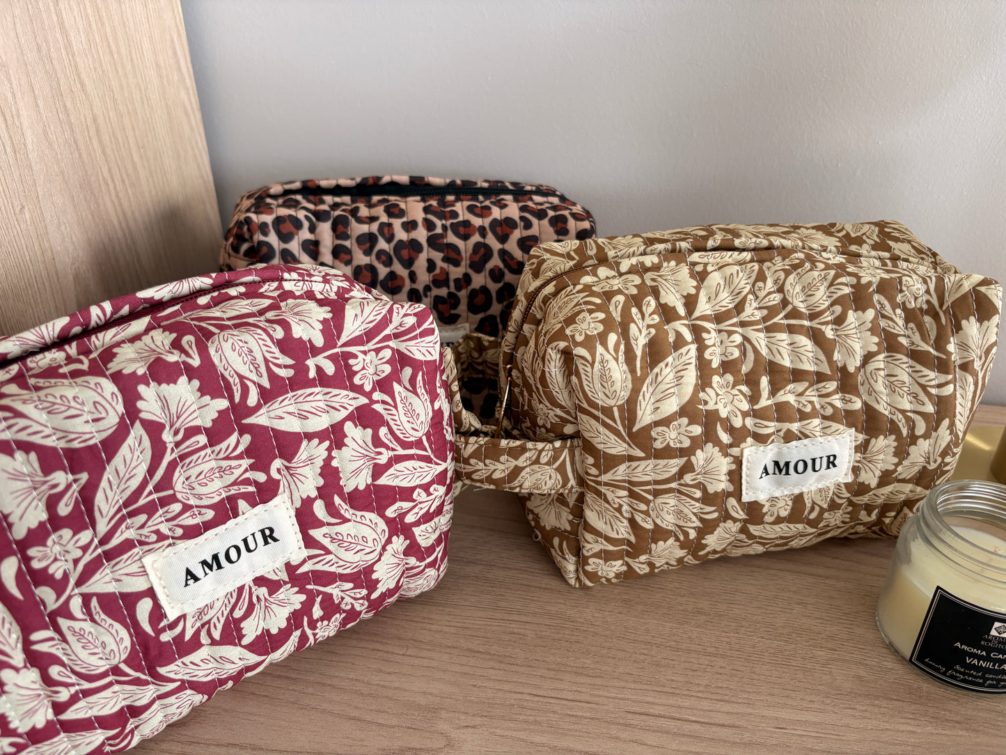 Pochette trousse en coton matelassé beige taupe motifs léopard couleur Noir et marron