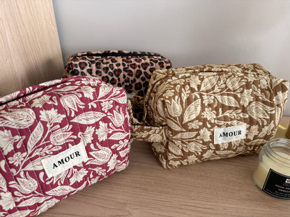 Pochette trousse en coton matelassé beige taupe motifs léopard couleur Noir et marron