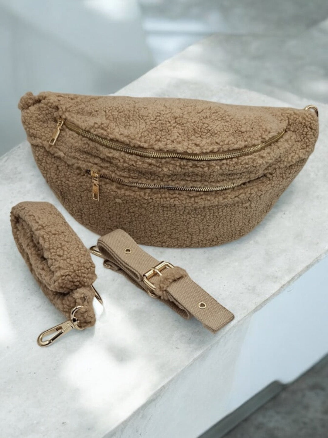 Sac banane XL peluche moumoute beige taupe avec bandouliere moumoute