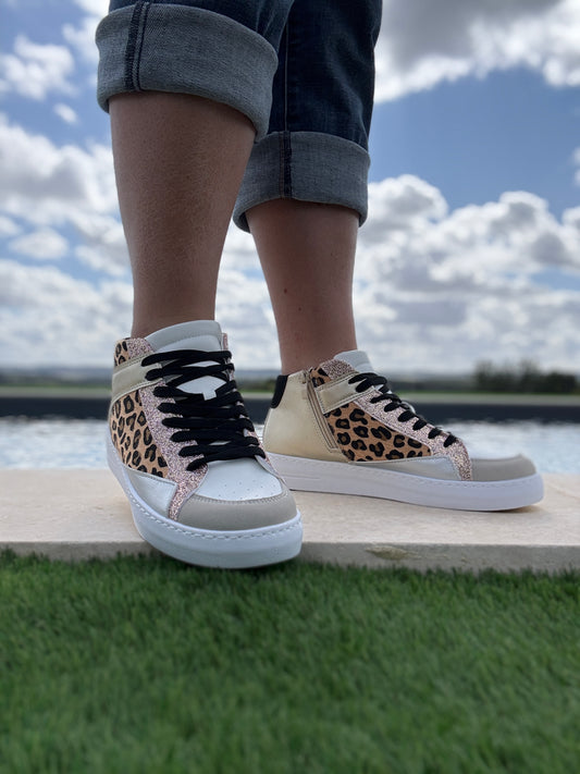 Chaussures baskets hautes type sneakers montantes léopard et doré