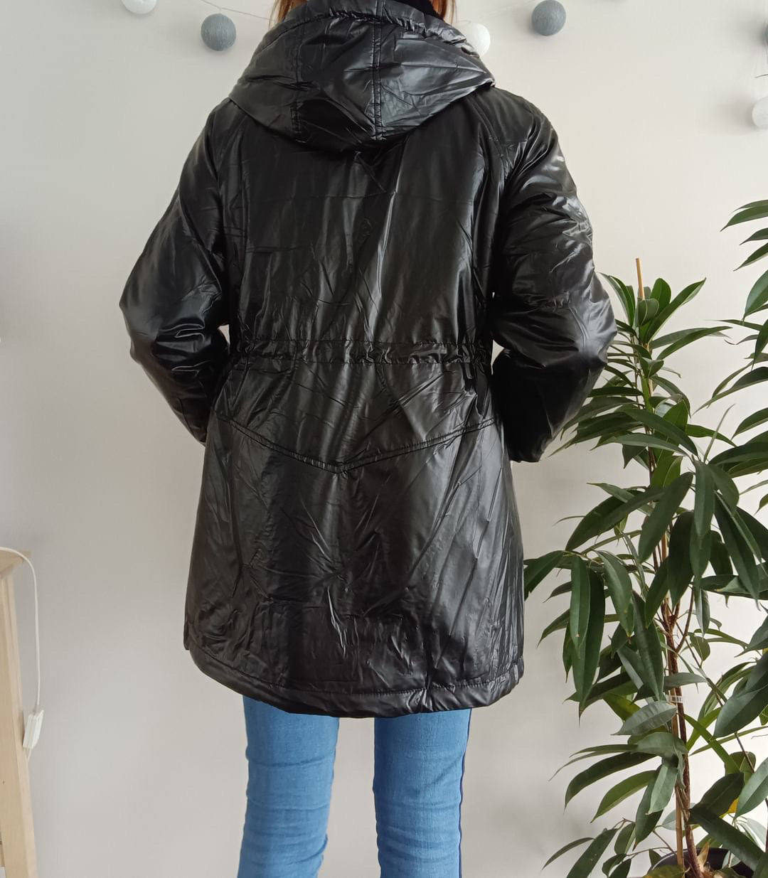 Attrait Paris - Manteau mi-long imperméable fourré resserrable à la taille noir brillant