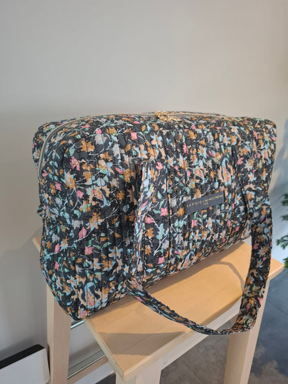 Sac week-end polochon en coton matelassé gris liberty fleuris nuances de rose bleu et orange