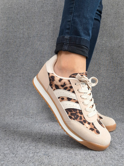 Chaussures baskets basses taupe léopard avec bandes blanches style sneakers