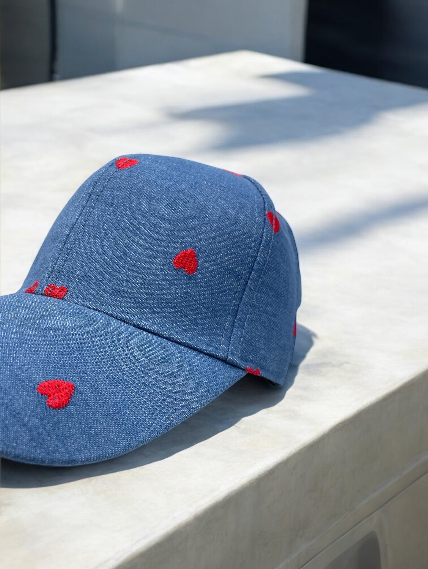 Casquette en coton bleu denim avec motifs cœur rouge