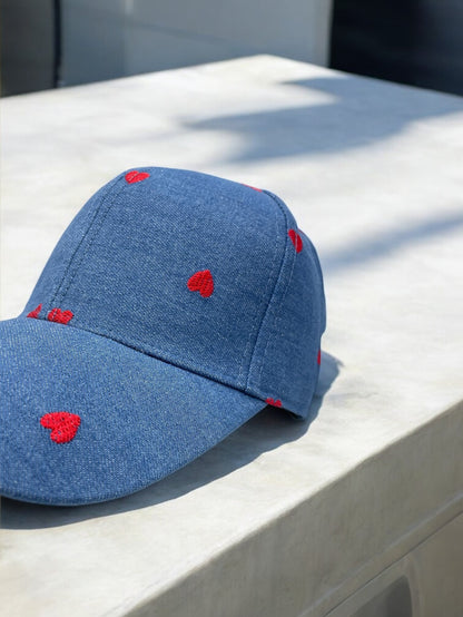 Casquette en coton bleu denim avec motifs cœur rouge