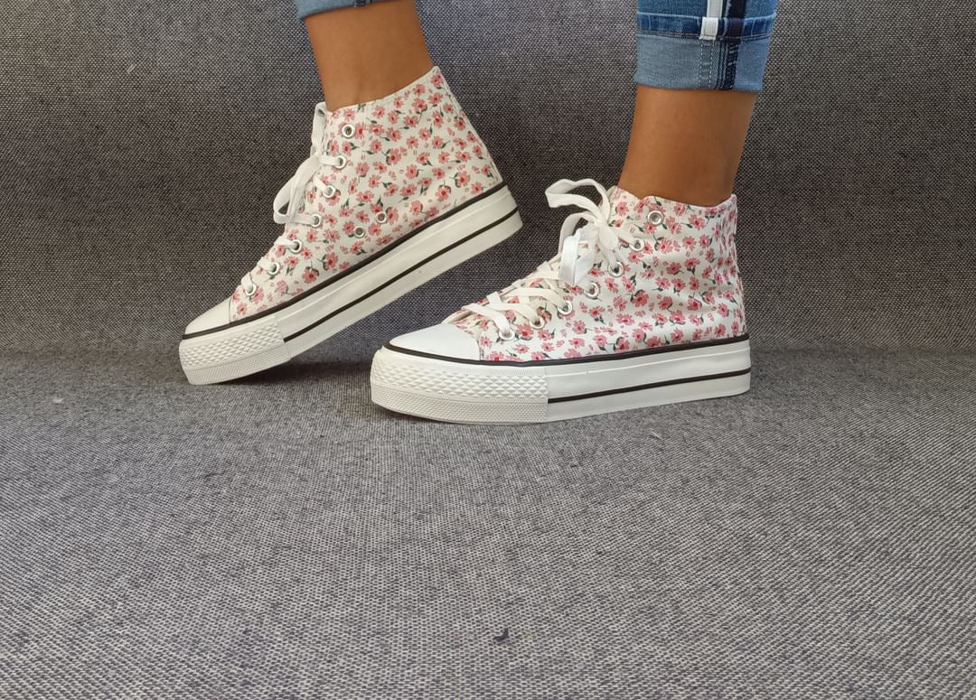 Baskets hautes motifs liberty fleurs roses en tissu type converse