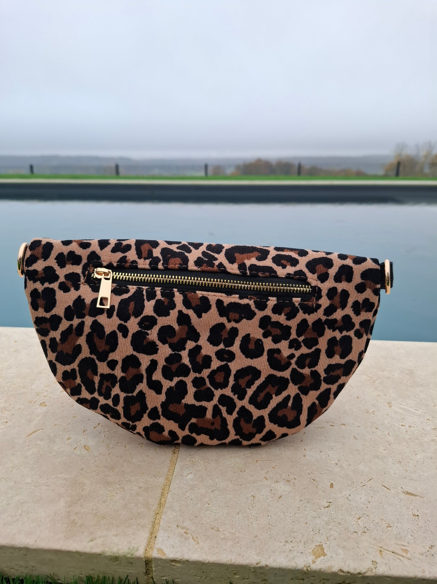 Sac banane en velours côtelé marron et noir imprimé léopard