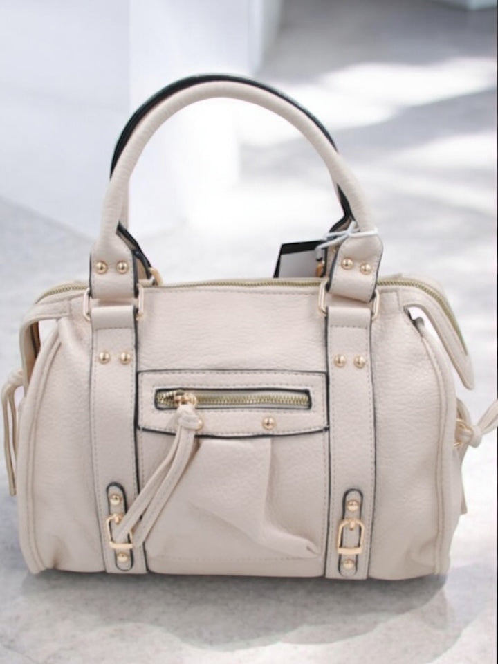 Sac à main en simili cuir beige avec détails métalliques dorés