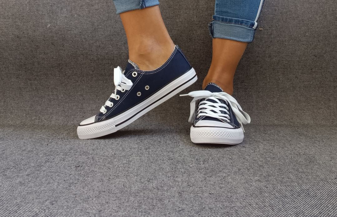 Baskets basses bleu marine et blanc type converse