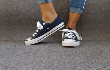 Baskets basses bleu marine et blanc type converse