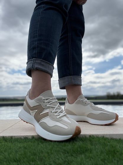 Chaussures baskets en tissu beige blanc rehaussée par un motif beige style new balance