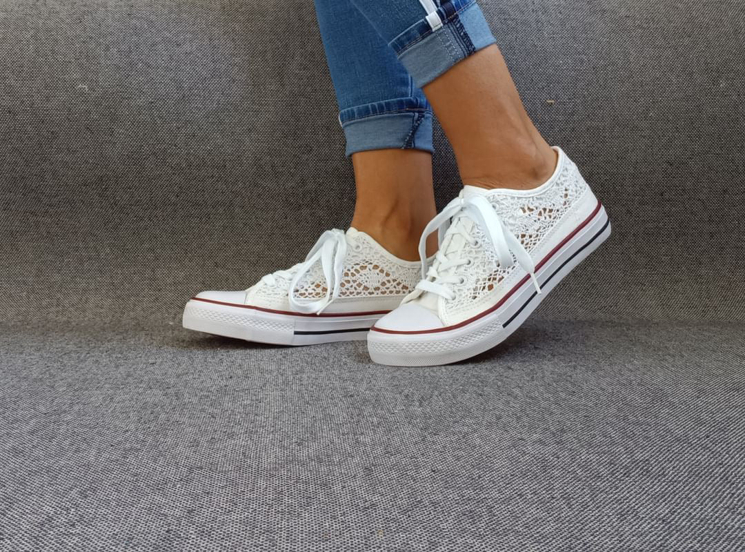 Baskets à dentelle blanche basse en tissu style Converse