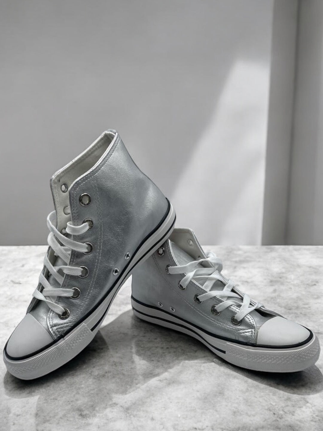 Baskets haute argenté et blanc type Converse