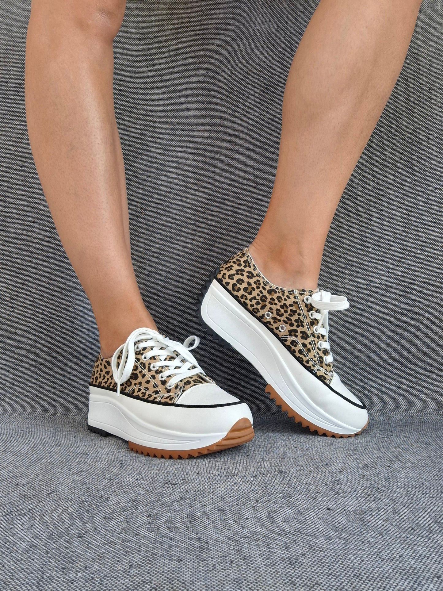 Chaussures baskets basses plate-forme tissu toile motif léopard