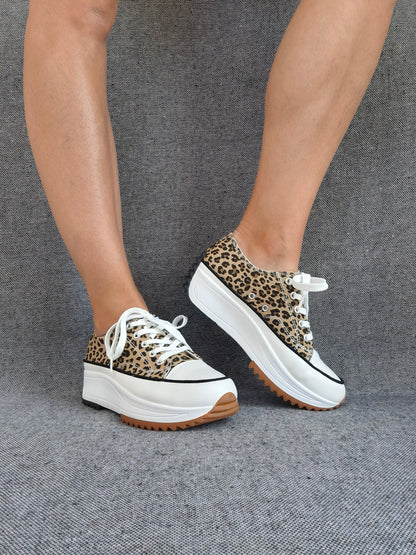 Chaussures baskets basses plate-forme tissu toile motif léopard