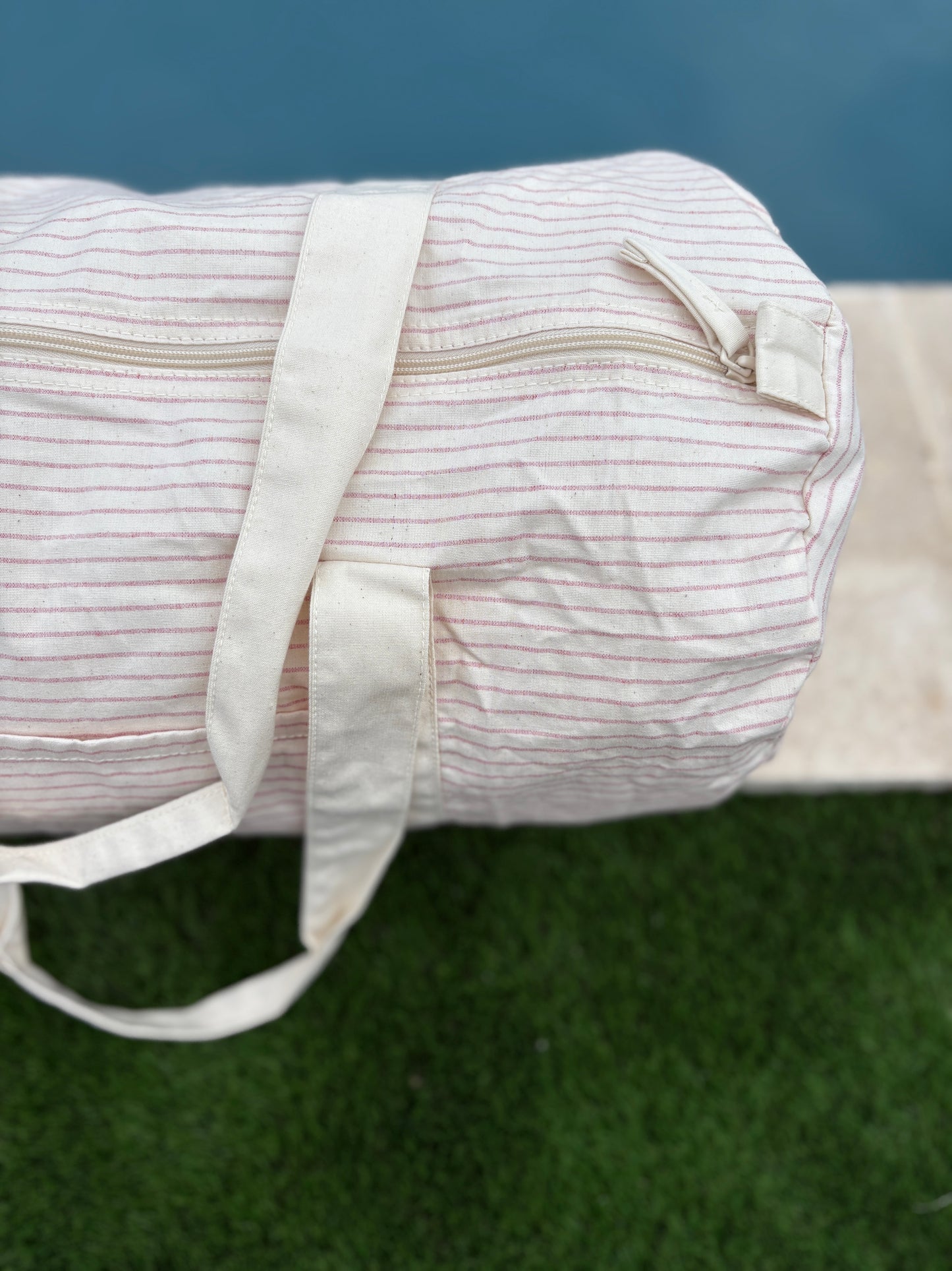 Sac polochon week end de voyage en coton léger rayé beige rouge rose