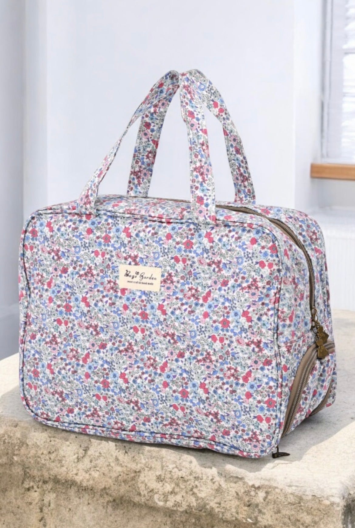 Sac polochon week-end motif liberty floral multicolore avec des motifs rose, violet et bleu