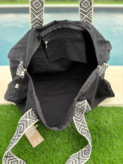 Sac polochon en coton tissu noir avec poignées motifs géométriques en noir et blanc