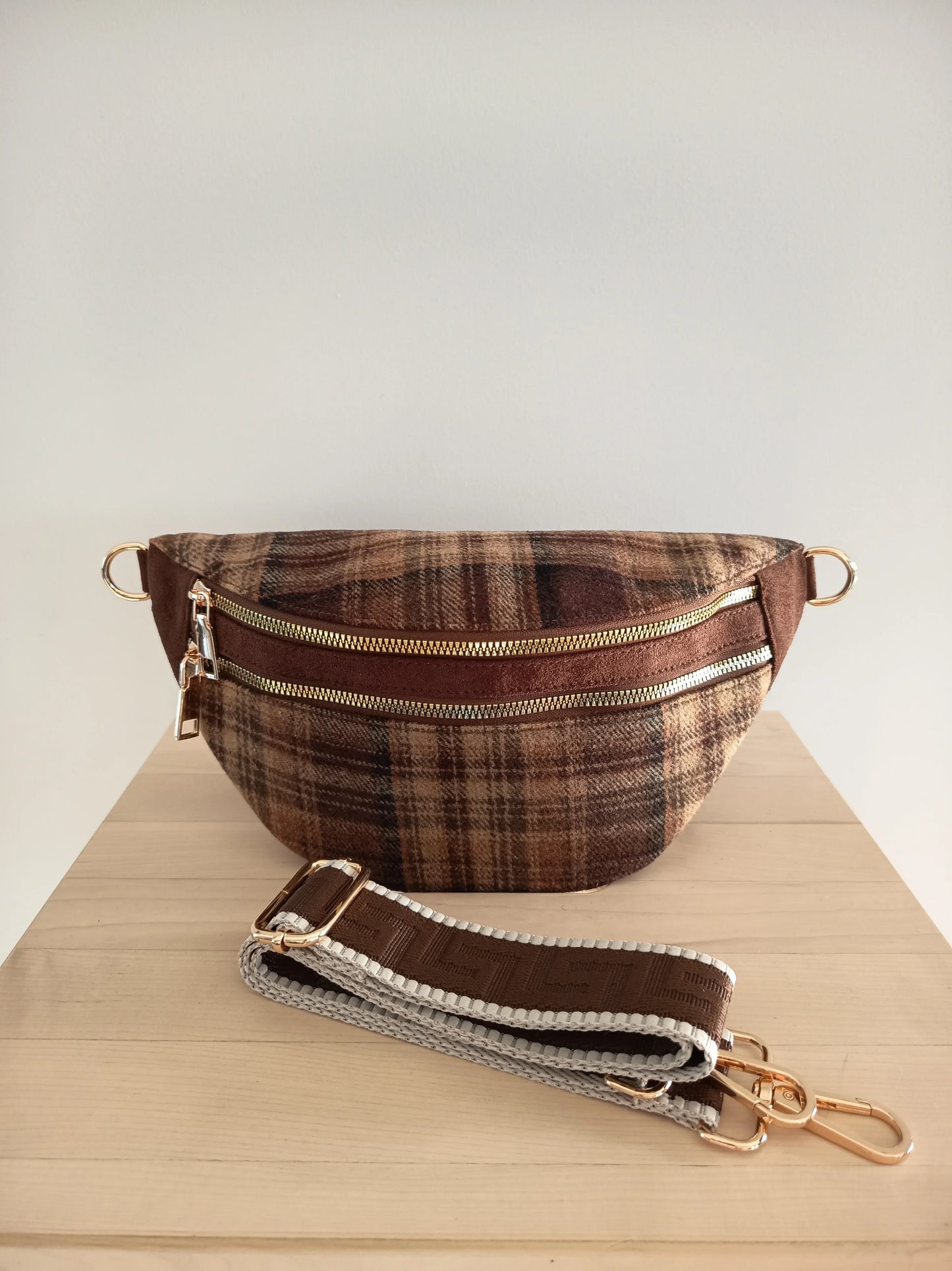 Riñonera de tela con estampado escocés, correa fantasía en tonos marrones