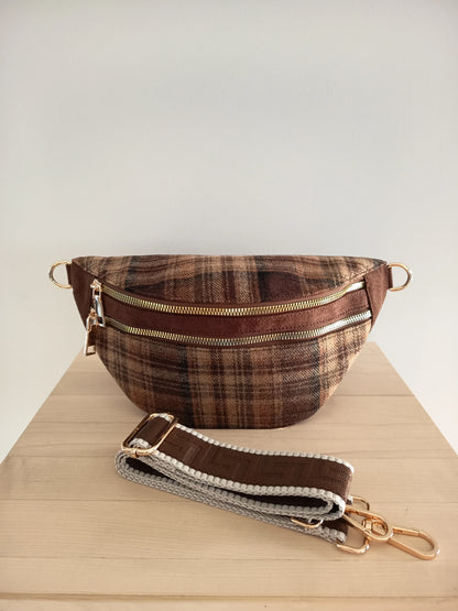 Riñonera de tela con estampado escocés, correa fantasía en tonos marrones