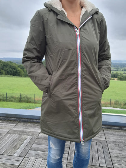 Laura Jo - Imperméable fourré long fausse fourrure kaki intérieur sherpa beige - Curvy